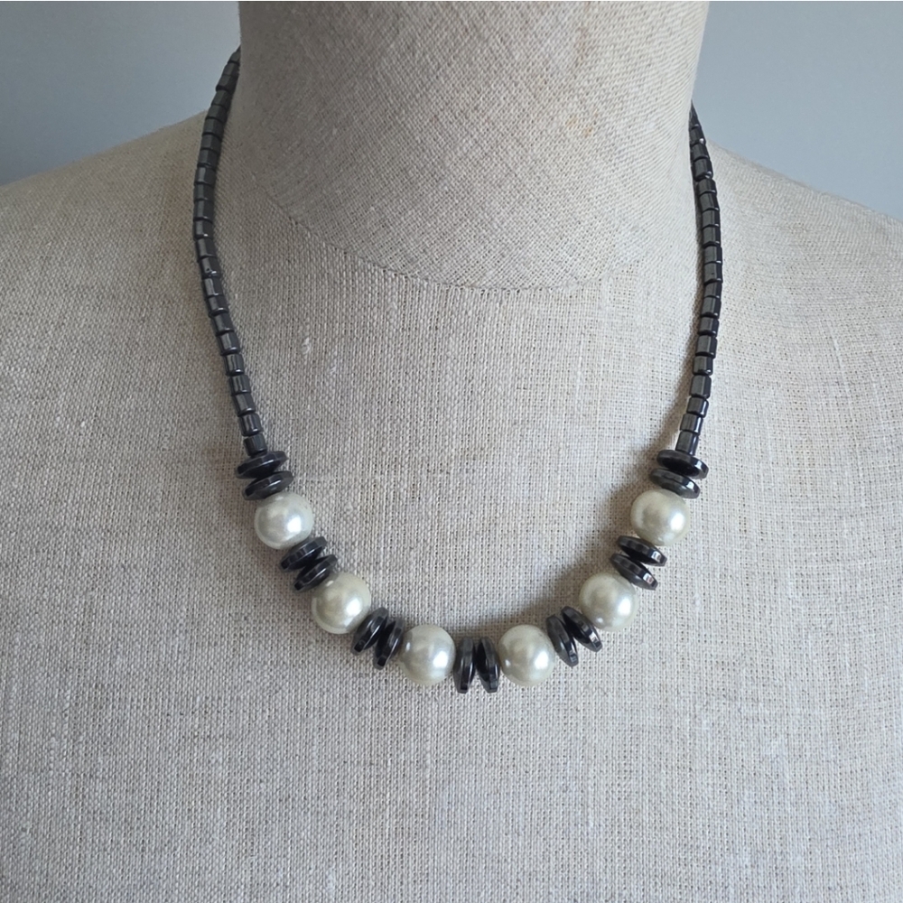 Black and White Pearl Necklace Chic
